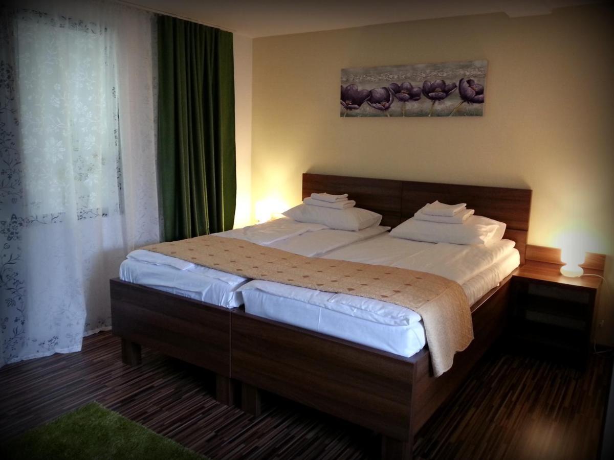 Cazare La Troita Hotel Codlea Exterior photo
