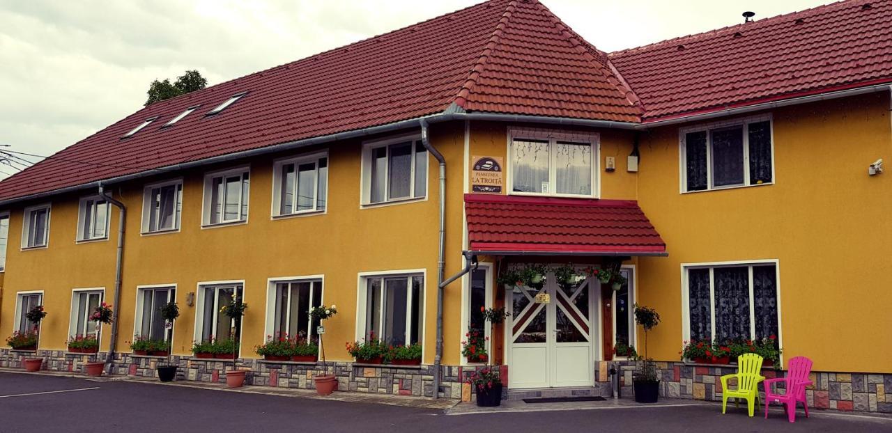 Cazare La Troita Hotel Codlea Exterior photo
